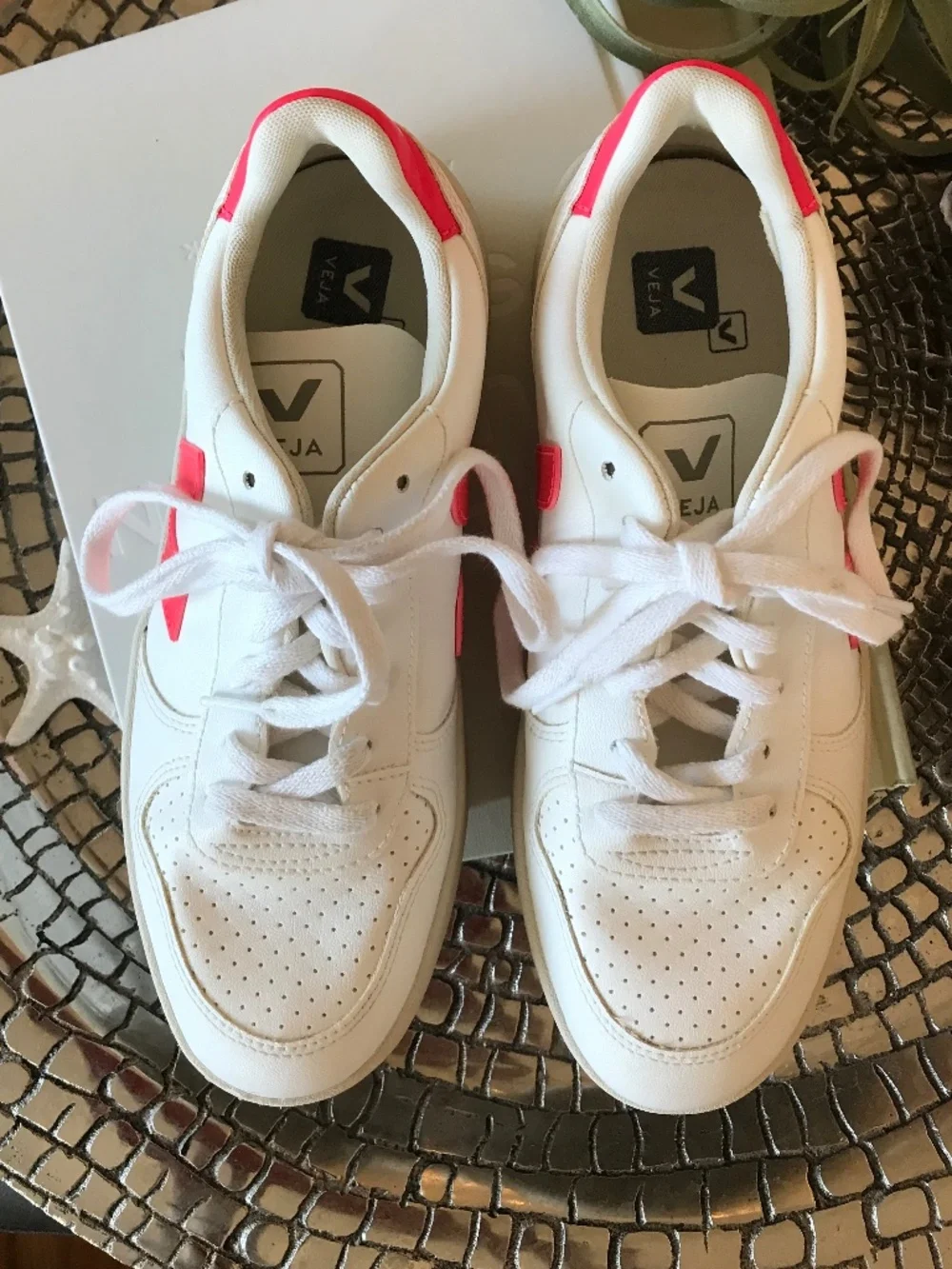 VEJA V-10 CWL VEGAN WHITE ROSE FLUO  LOW TOP SNEAKERS